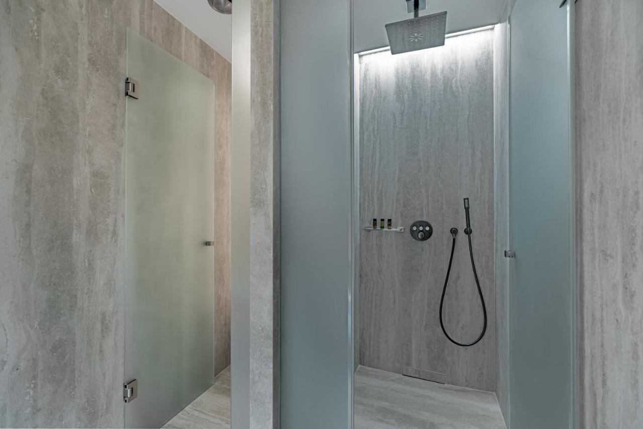 Hellenic Vibes Smart Hotel أثينا المظهر الخارجي الصورة A shower cubicle