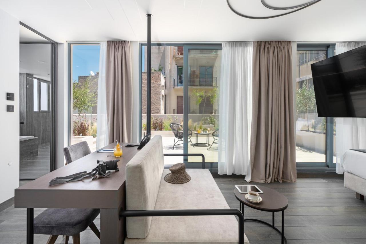 Hellenic Vibes Smart Hotel أثينا المظهر الخارجي الصورة The interior of a suite at the hotel