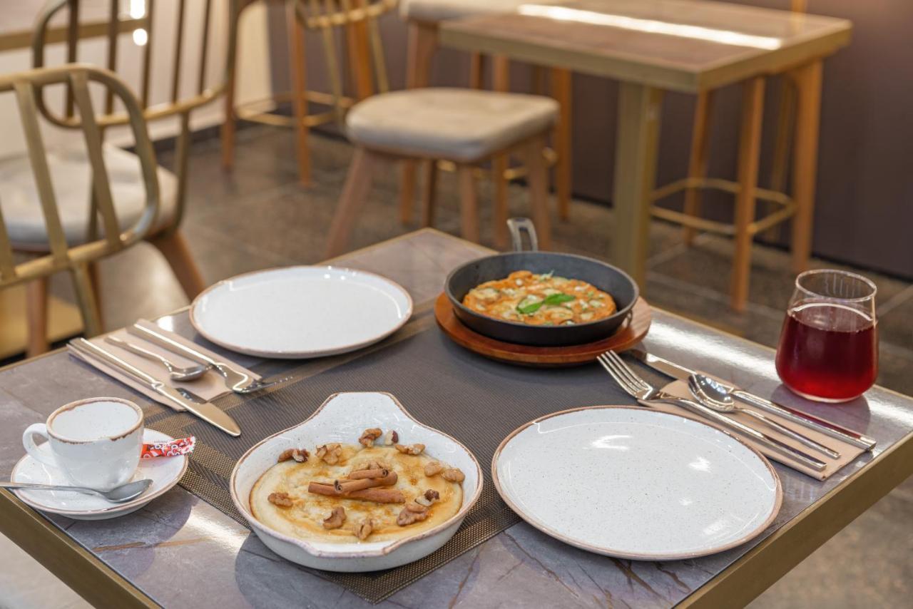 Hellenic Vibes Smart Hotel أثينا المظهر الخارجي الصورة A table at a restaurant