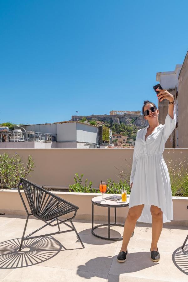 Hellenic Vibes Smart Hotel أثينا المظهر الخارجي الصورة A woman taking a selfie